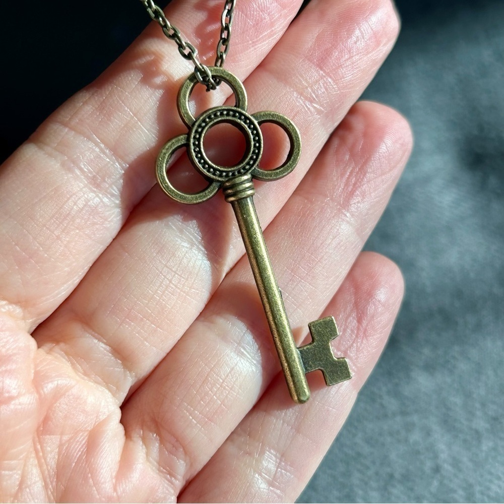 Antique Bronze Skeleton Key Vintage Style Fashion Necklace (No. 01 - CLOVER)